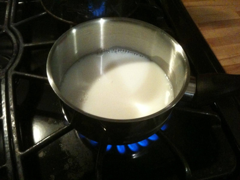 Наливай грей. Молоко в кастрюле. Молоко в сотейнике. Подогреть молоко в сотейнике. Кипяченое молоко.