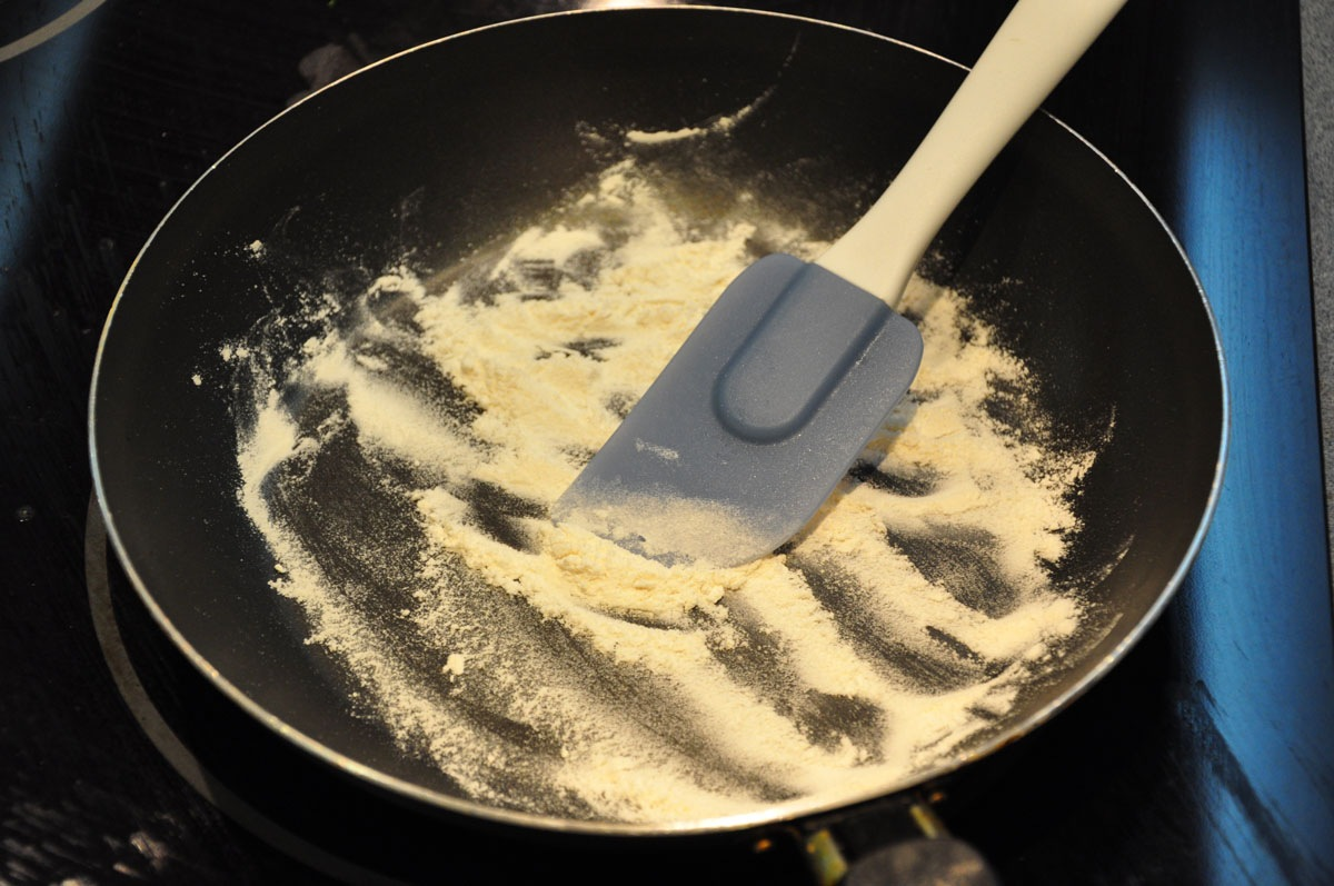 Мучная жировая пассеровка. Масло на сковороде. Мука вода соль лепешки на сковороде. Лепешки из муки и воды. Лепёшки на воде и муке на сковороде без дрожжей.