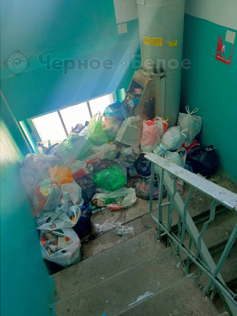 Захламление лестничных клеток. Кладовка в подъезде. Хранение велосипеда в подъезде. Можно ли на лестничной площадке. Можно ли на лестничной площадке.