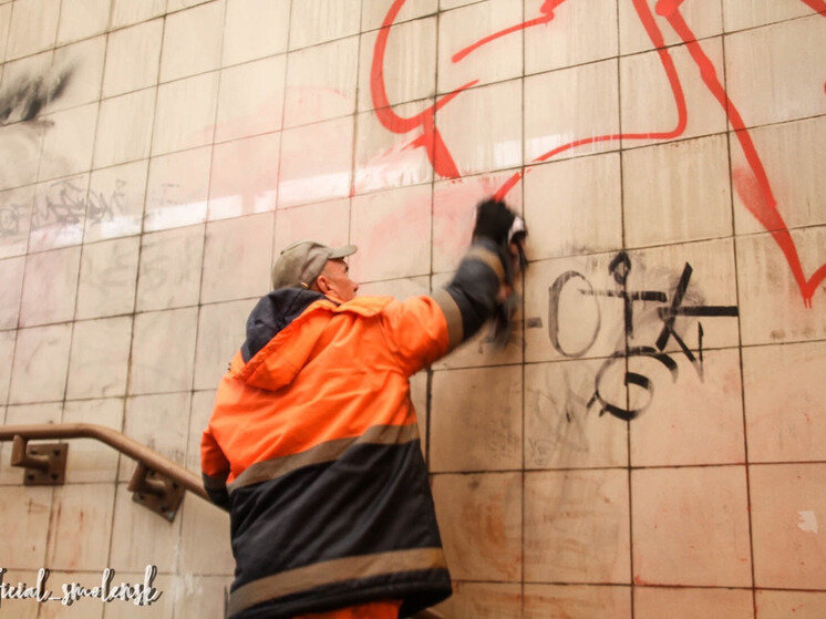 Граффити на стене. Дети рисуют граффити. Как нанести граффити. Граффити мск. Стена официальная.