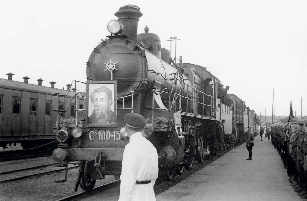 Поезд свердловск оренбург. Встреча Челюскинцев в Москве 1934. 1934 Год Екатеринбург железная дорога. Паровоз на железной дороге Свердловск -Усть-аха. Советский паровоз.