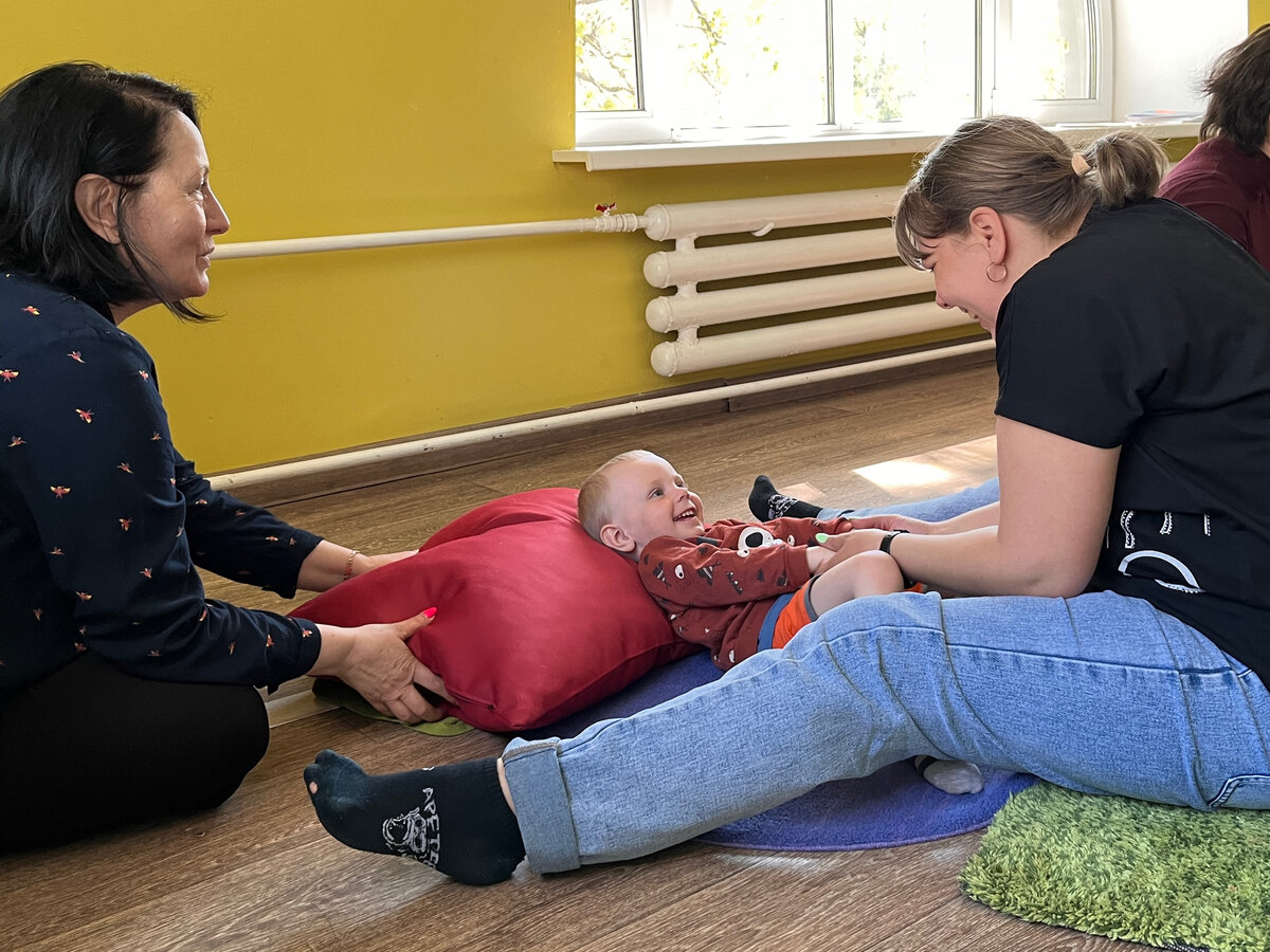 Семьи на занятиях программы «Мир моего ребенка» Родительского центра «Подсолнух»
