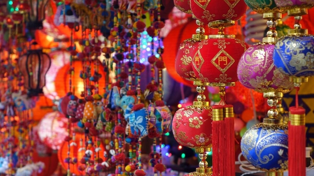     Восточный гороскоп обещает неожиданные перемены, которые наступят для некоторых знаков. Кому повезет в 2024 году — в год Зеленого Деревянного Дракона?