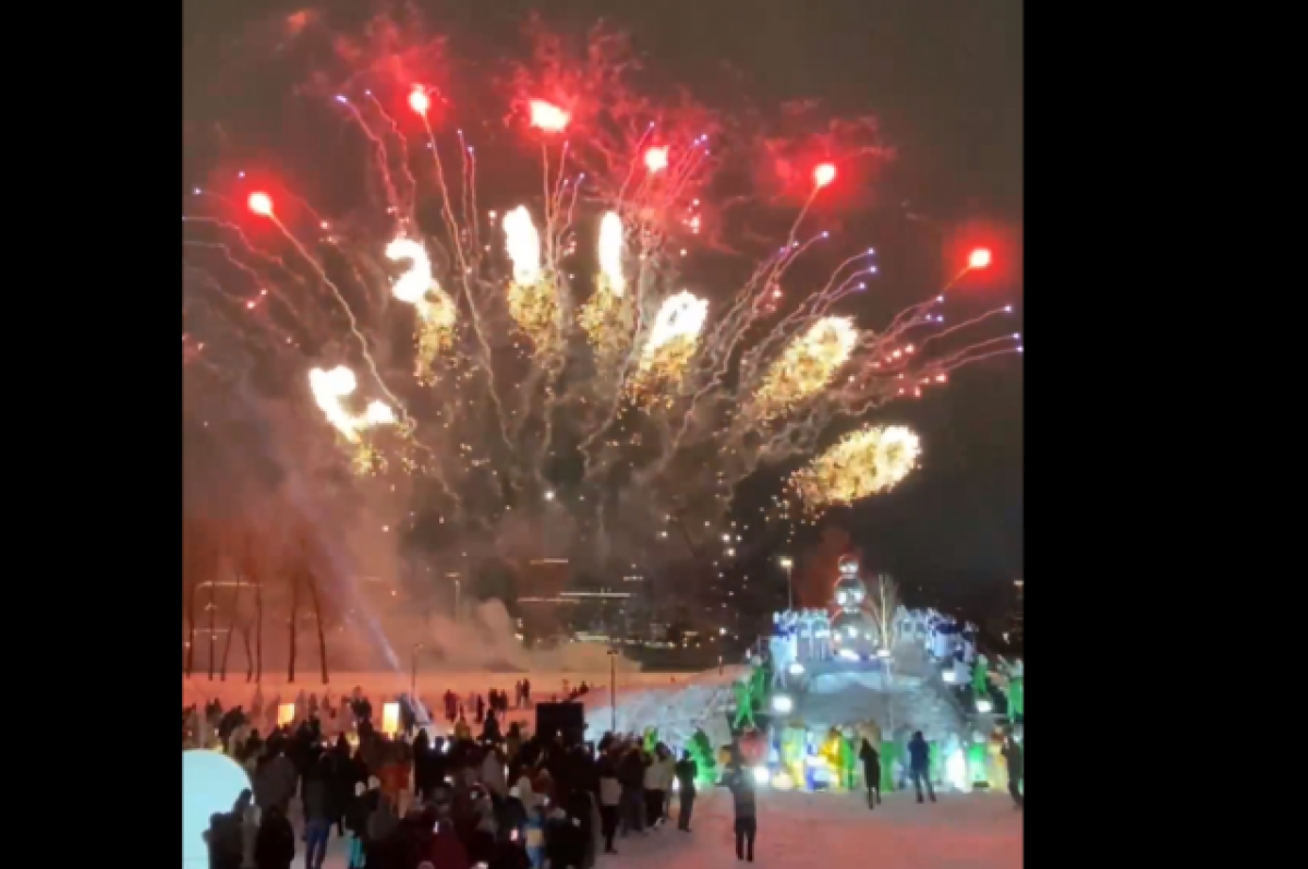    Салютом завершился фестиваль снежных баб в Новосибирске