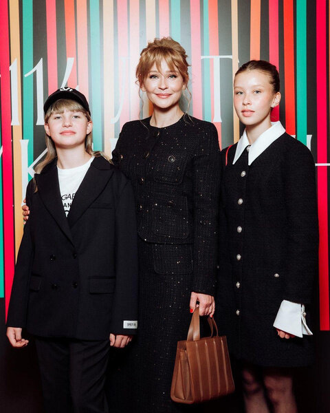 Юлия Пересильд с дочерьми Марией и Анной