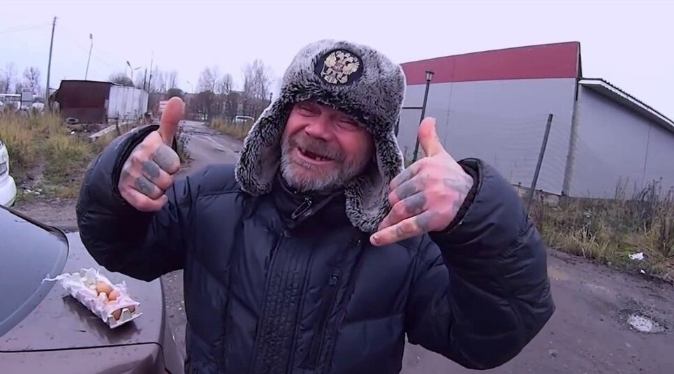 Дядя Юра выпил водки и закусил сырыми куриными яйцами