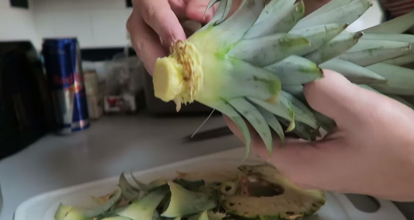 Отрежьте или выкрутите верхушку ананаса (как на фото)