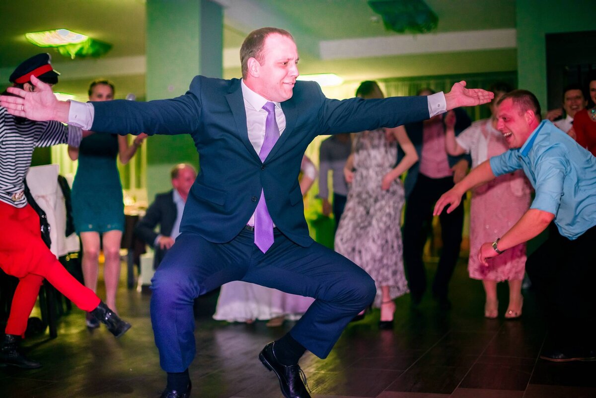 юбиляр танцует