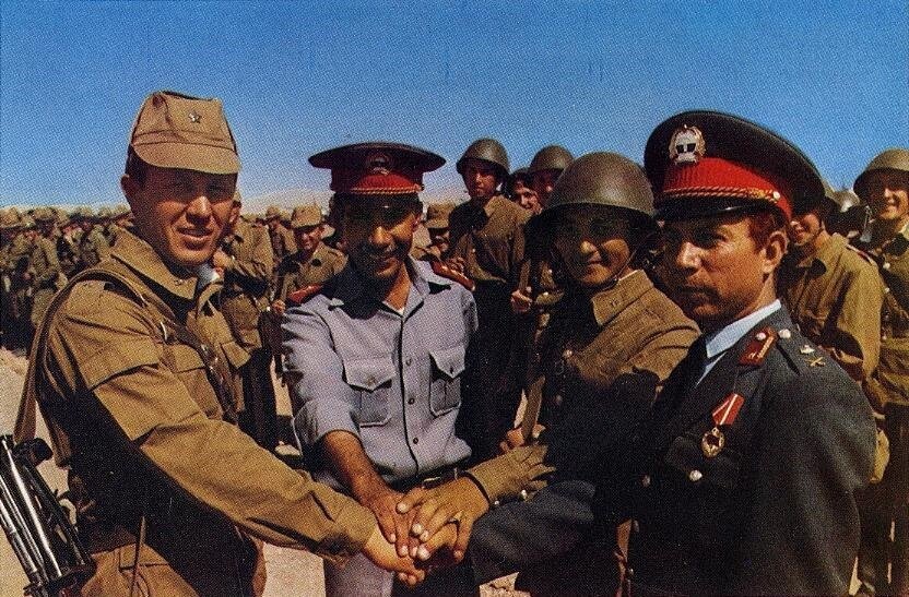 Советские бойцы и афганские военные. ДРА, 1980-е гг.