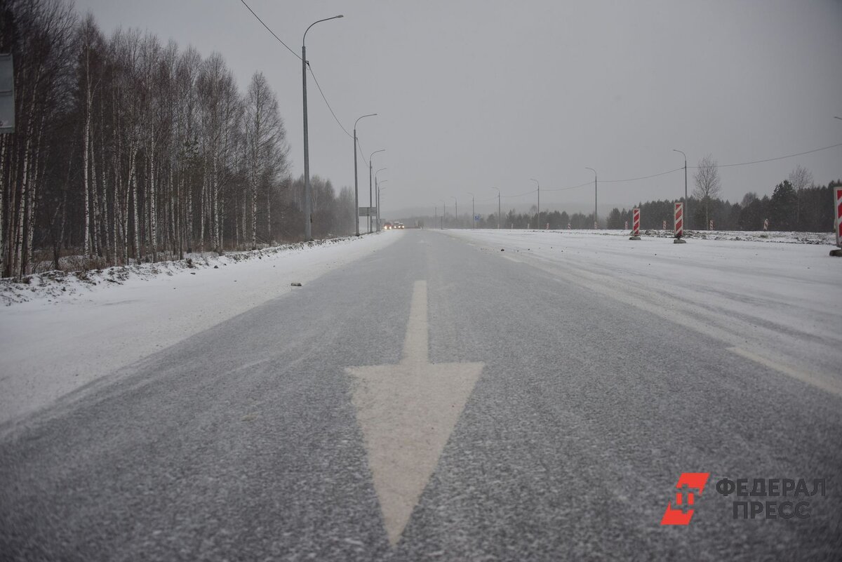 Челябинск закрытие дорог. Снегопад на трассе. Челябинская трасса м5. Большегрузы на трассе. Заснеженные дороги в городе.
