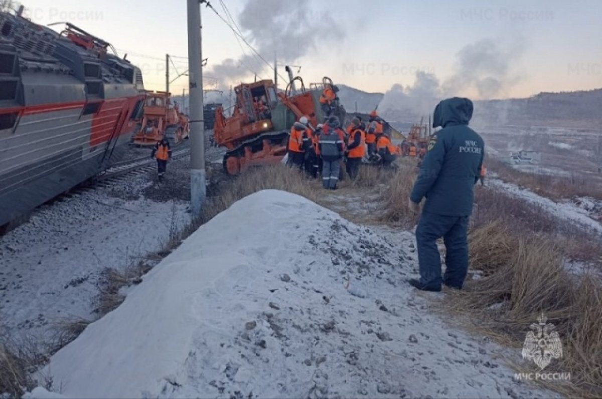    На месте схода вагонов работает МЧС.