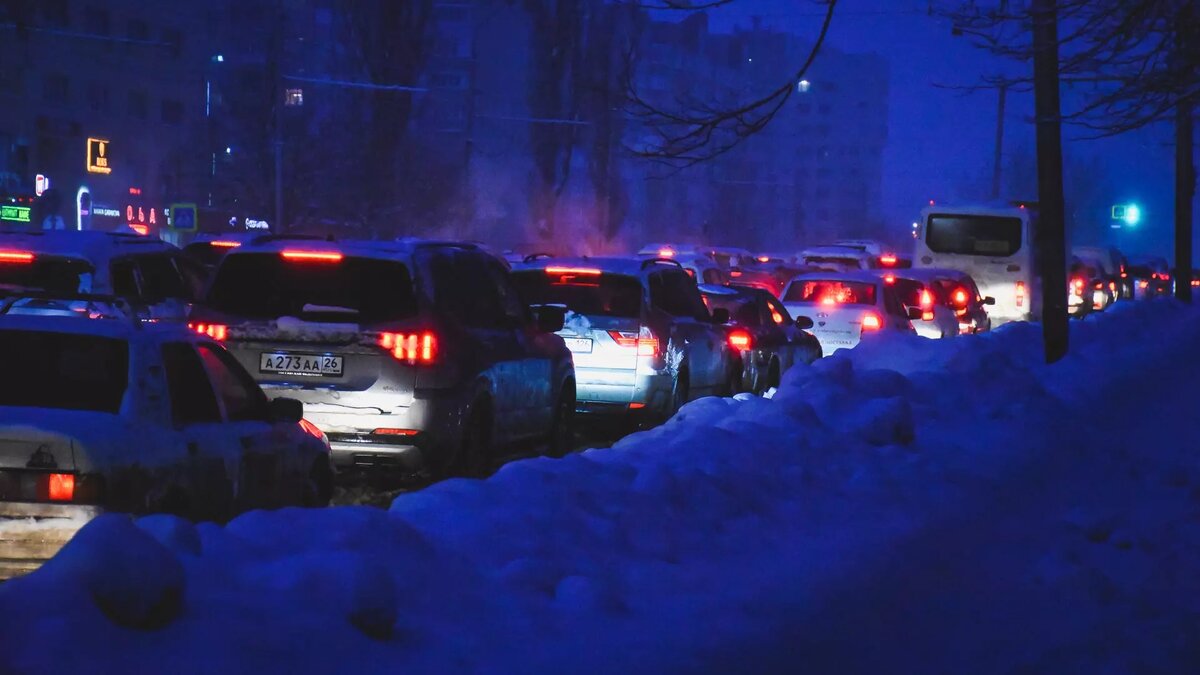     Движение затруднено на всех основных магистралях города.