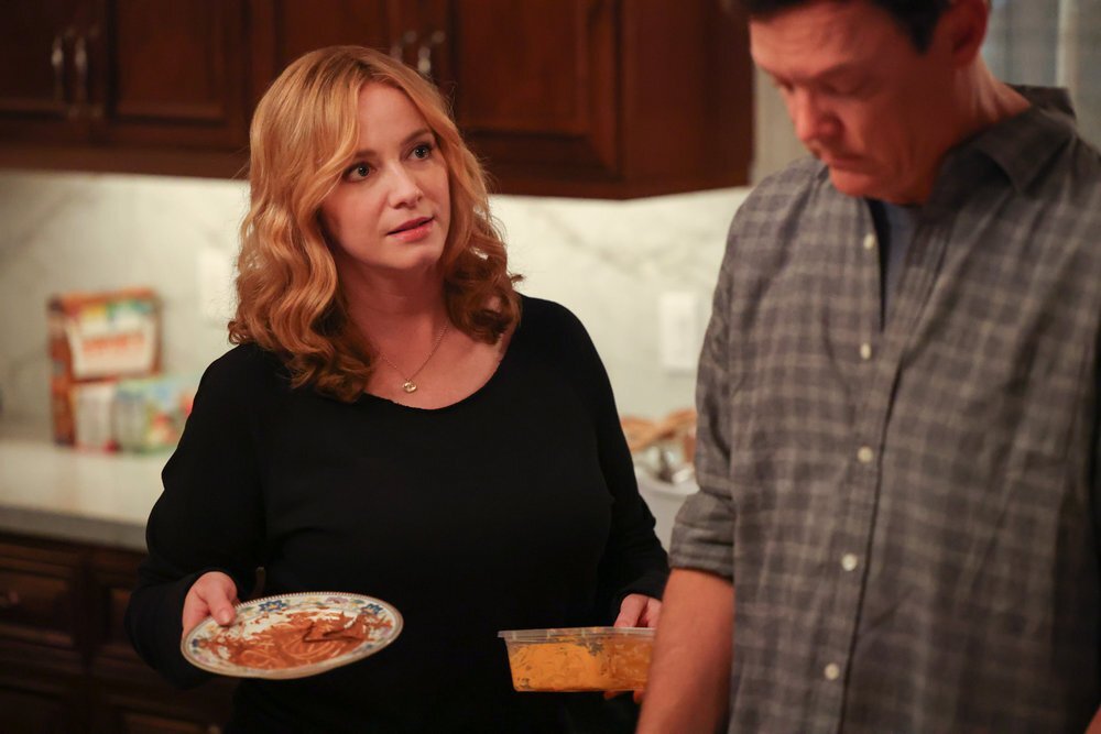 Чтобы дойти хотя бы до поцелуя с робким малым, вам придется подавать невербальные сигналы, поглаживая свои губы и демонстрируя готовность к чему-то большему.