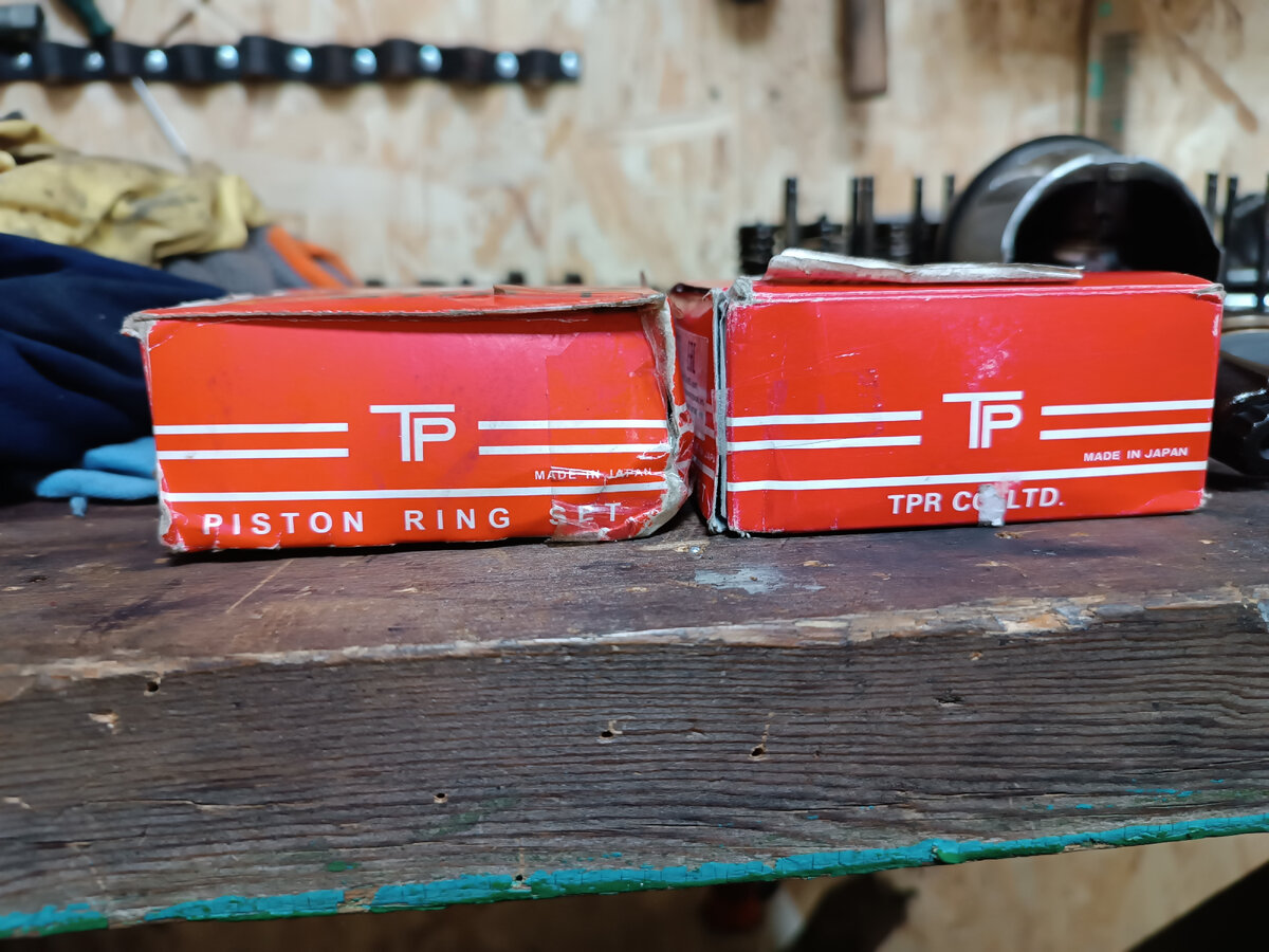 С лева китайский комплект, с права типо оригинал