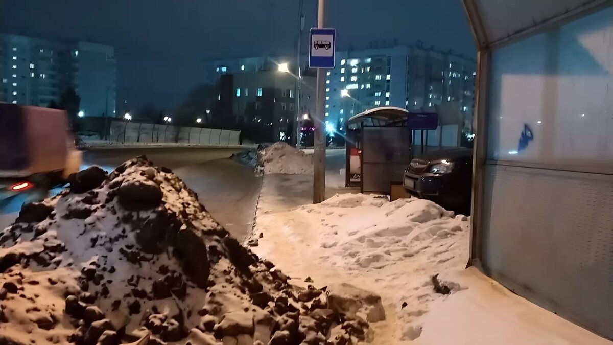     Жители Красноярска жалуются на заваленные снегом дворы и улицы. Они оставляют комментарии в соцсетях и публикуют фото проблемных мест.