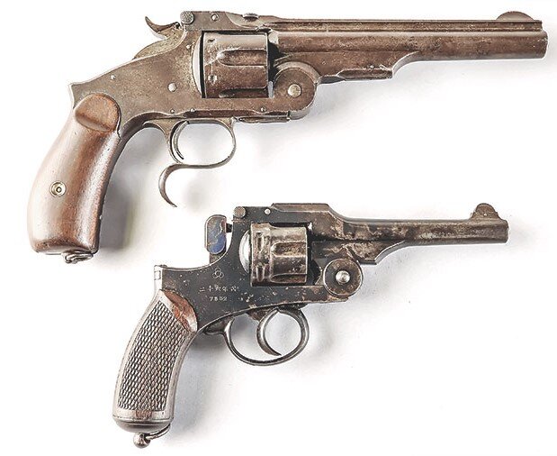Револьвер Смит-Вессон №3 (вверху) и револьвер Тип 26 (внизу).