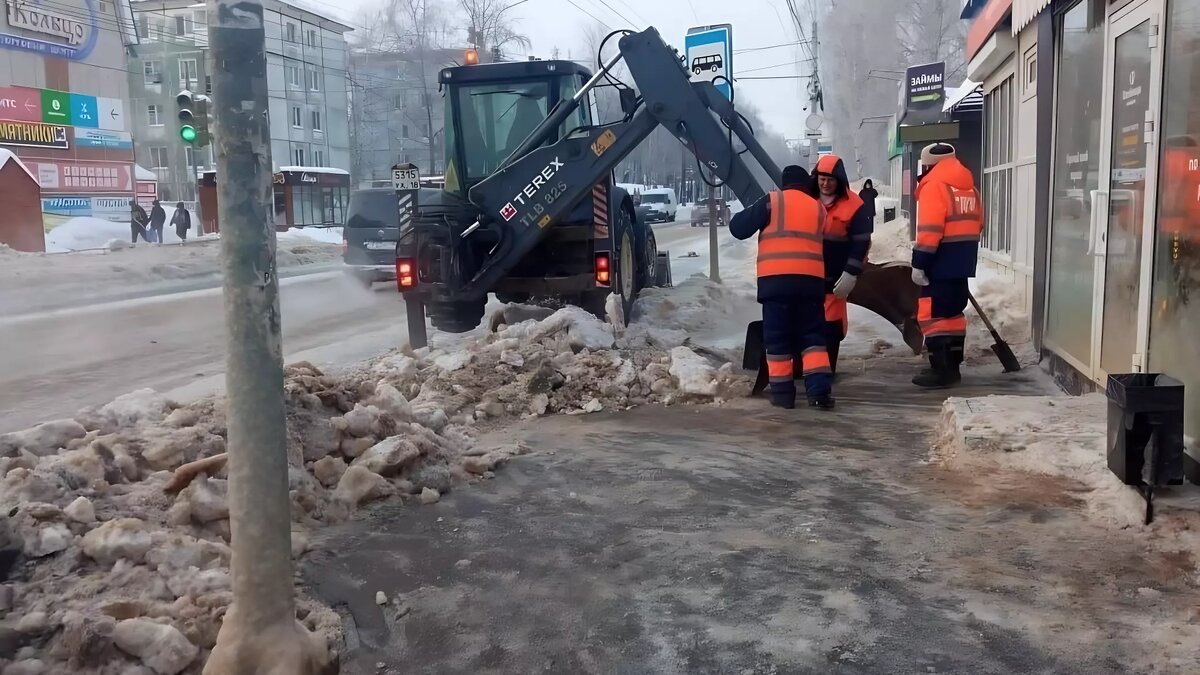     Глава Ижевска Дмитрий Чистяков вечером 8 января объехал город и проверил, как проходит расчистка дорог и подъездов к образовательным учреждениям. Он своими глазами увидел, что состояние улицы Ленина недаром вызывает больше всего нареканий у горожан.