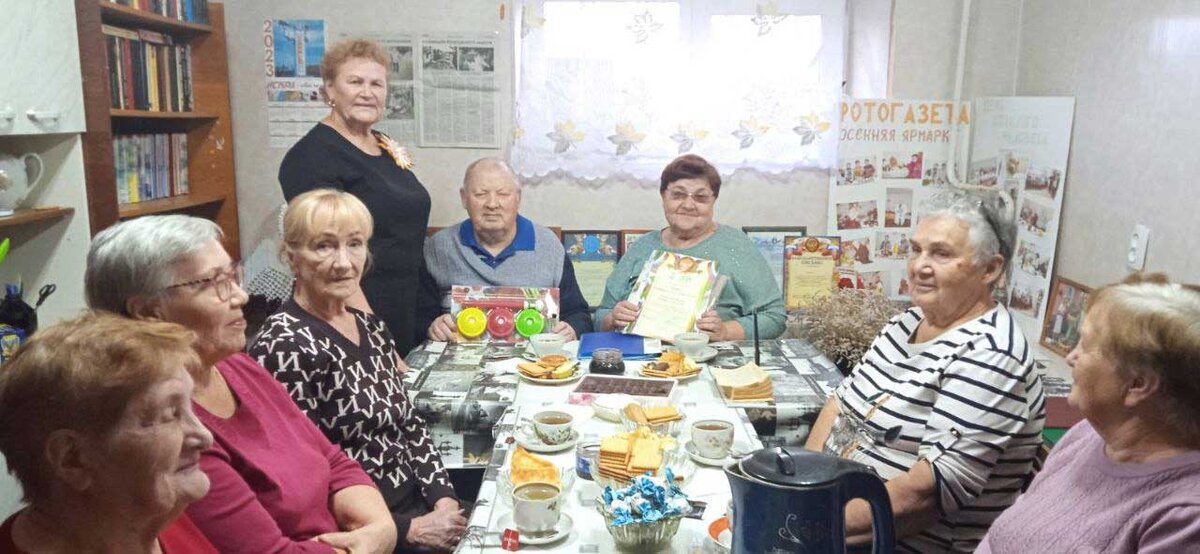 Председатель совета микрорайона «Шаквинский» Татьяна Пономарёва и все ветераны поздравили супругов Светлану и Роберта Истоминых с победой на конкурсе «Лучший дачный участок» в городе и в ассоциации «Согласие» и вручили им призы