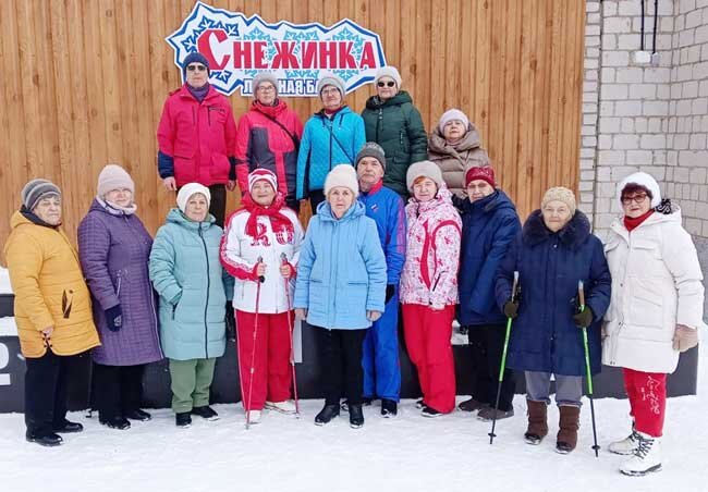 Ветераны городского Совета ветеранов с удовльствием отдохнули на лыжной базе «Снежинка», поучаствовали в разных спортивных играх