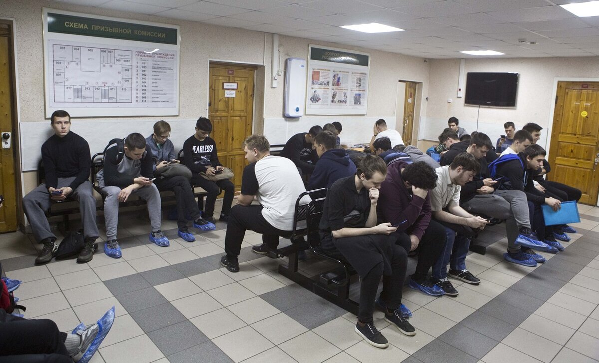    Участнику вечеринки Ивлеевой вручили повестку в военкомат