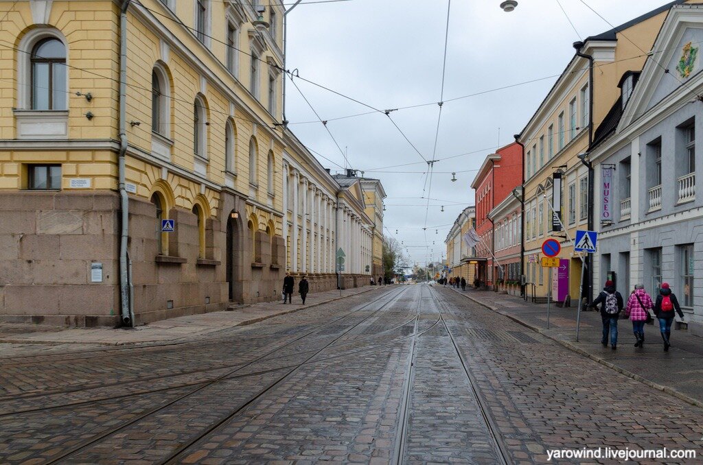 Тц планерная фудкорт. В санкт петербурге можно работать. Туристы на фоне санкт петербурга. Эрмитаж туристы. Петербургская ремонтная служба.