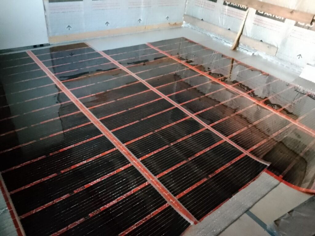 Заливка стяжки на теплый водяной пол по маякам. Теплый пол своими руками видео инструкция. Укладка электро теплого пола. Технология укладки тёплого пола под стяжку. Монтаж водяного теплого пола d20.