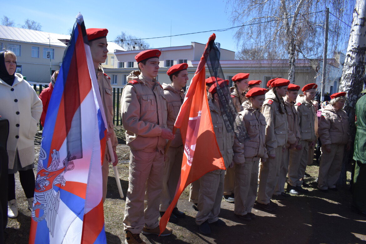 ​Сержанта Артема Нагоркина с воинскими почестями похоронили в родном селе Большое Подберезье. Фото: kaibicy.ru