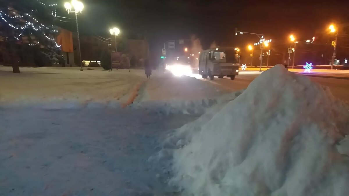     Жители Волжского утром 9 января преодолевают целый квест, чтобы добраться до работы и мест учебы — сугробы во дворах достигают местами в высоту 23-30 см, пожаловались изданию «НовостиВолгограда.ру» горожане.