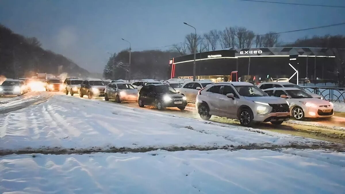 В Ростовской области второй день сотни машин стоят в 10-километровой пробке  | НОВЫЕ ИЗВЕСТИЯ | Дзен