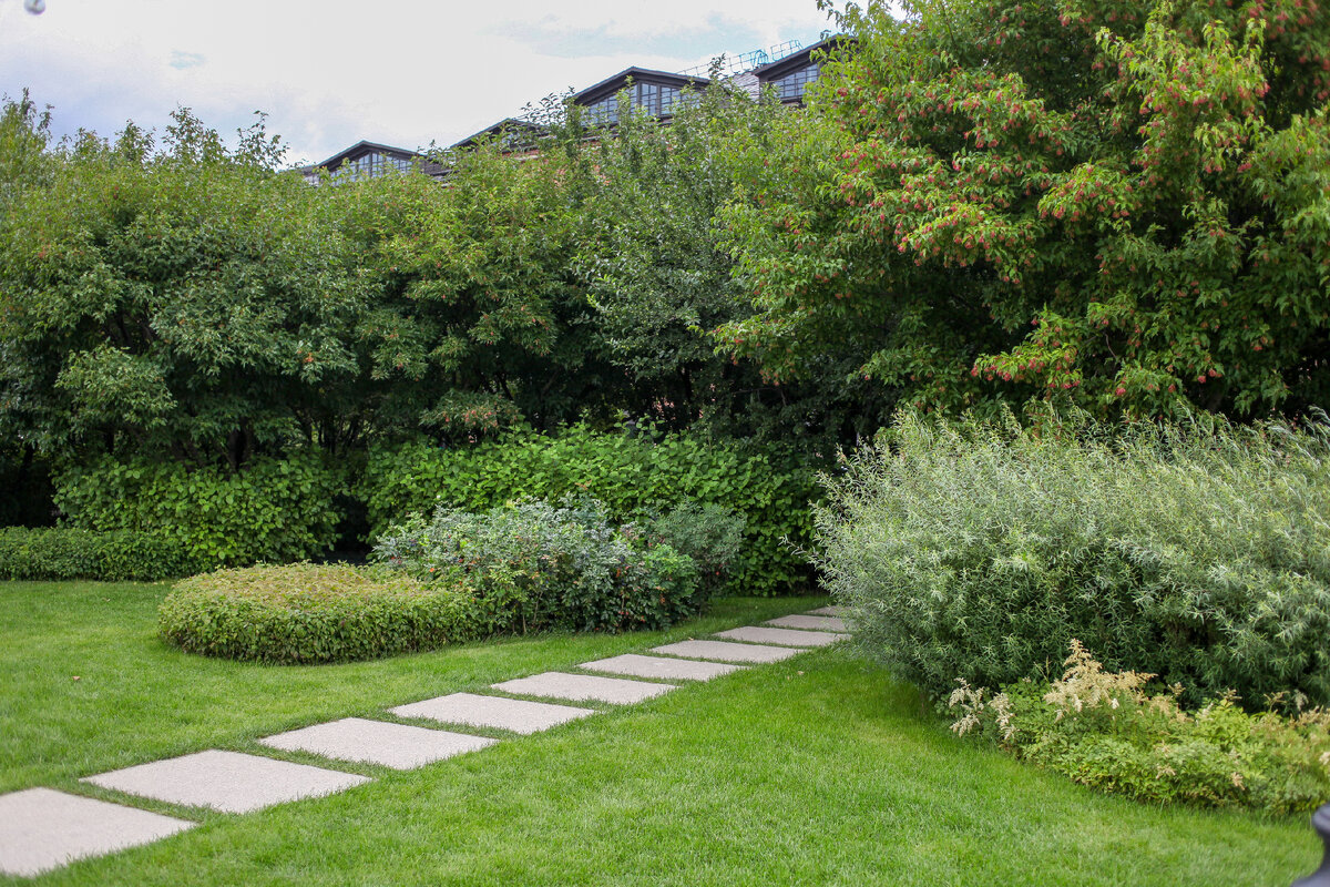 Садовая аллея в Новой Голландии, Санкт-Петербург.