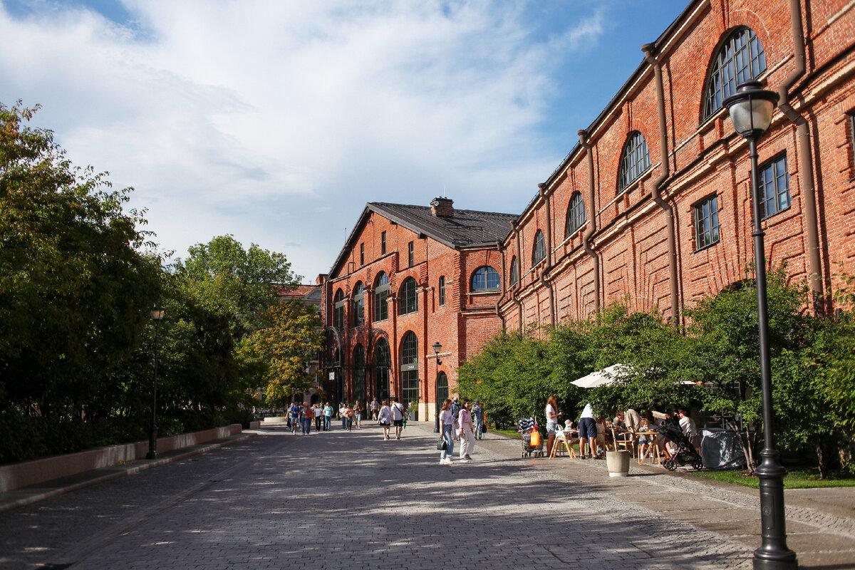 Слева садовая аллея, справа Дом 12.