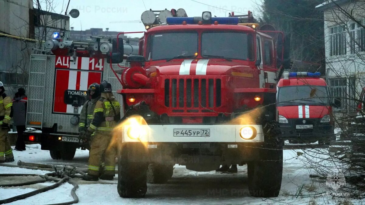     В Тюмени сегодня утром в Заречной части города загорелся грейдер. Видео инцидента опубликовали очевидцы в социальных сетях.