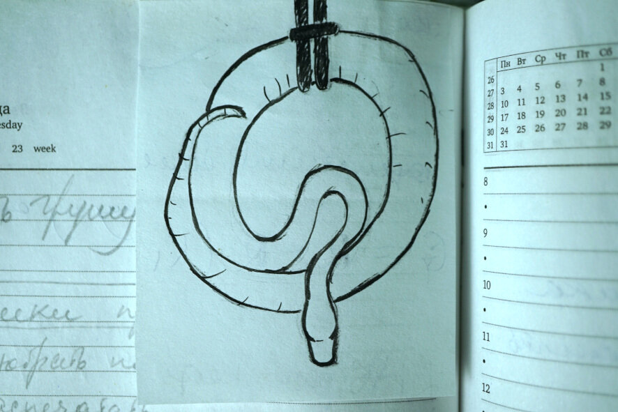 Первая идея идея кулона-змеи, что пришла в голову. В начале это просто грубый набросок.