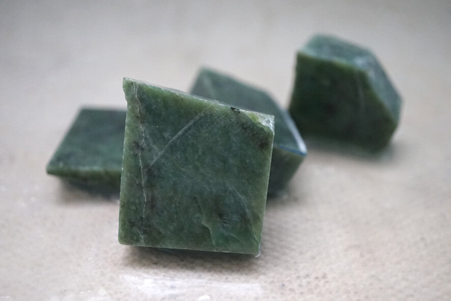 "Банный нефрит" даже в таком виде уже можно было понять, что не стоит с этим камнем работать, сплошные трещины. Зато учиться на нём очень даже можно - если испортишь, жалеть не будешь.