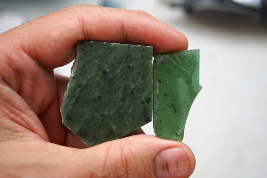 Пластина из "банного" нефрита, разбитый мелкими трещинами, и нефрита ювелирного качества (справа). Разница очевидна, но портить хороший камень очень не хотелось. 