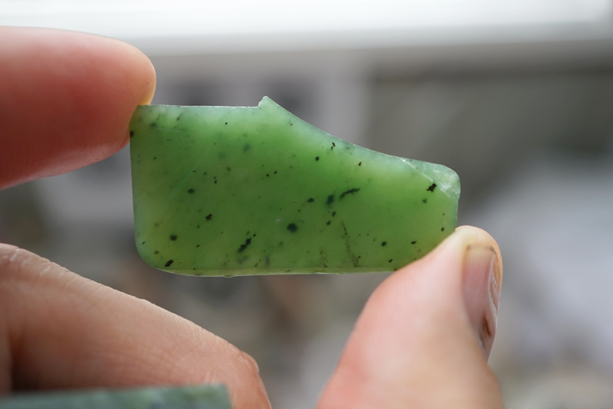 Просвечивающийся нефрит хорошего качества. Красивый цвет и никаких трещин. Толщина пластинки 3,5-4 мм.