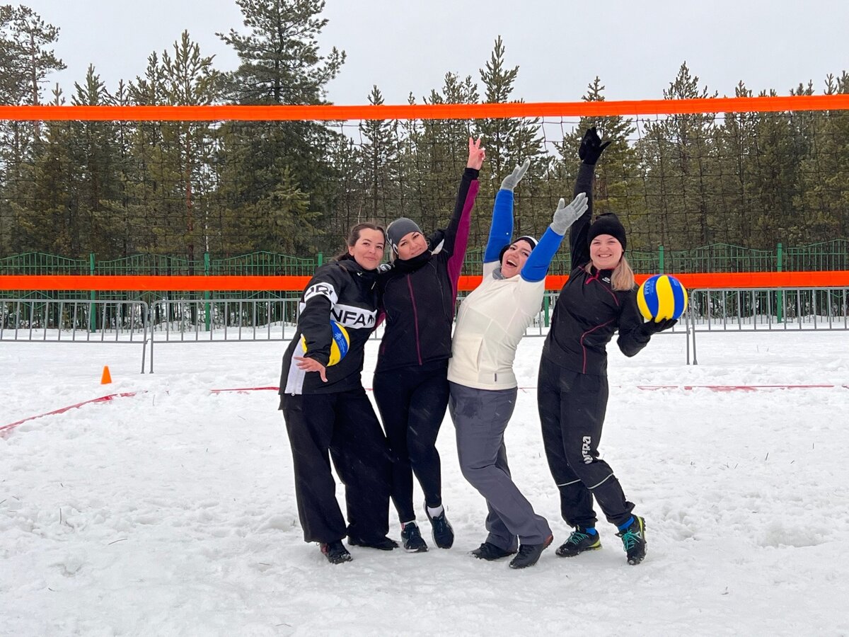    В Сургуте определили победителей турнира по волейболу на снегу