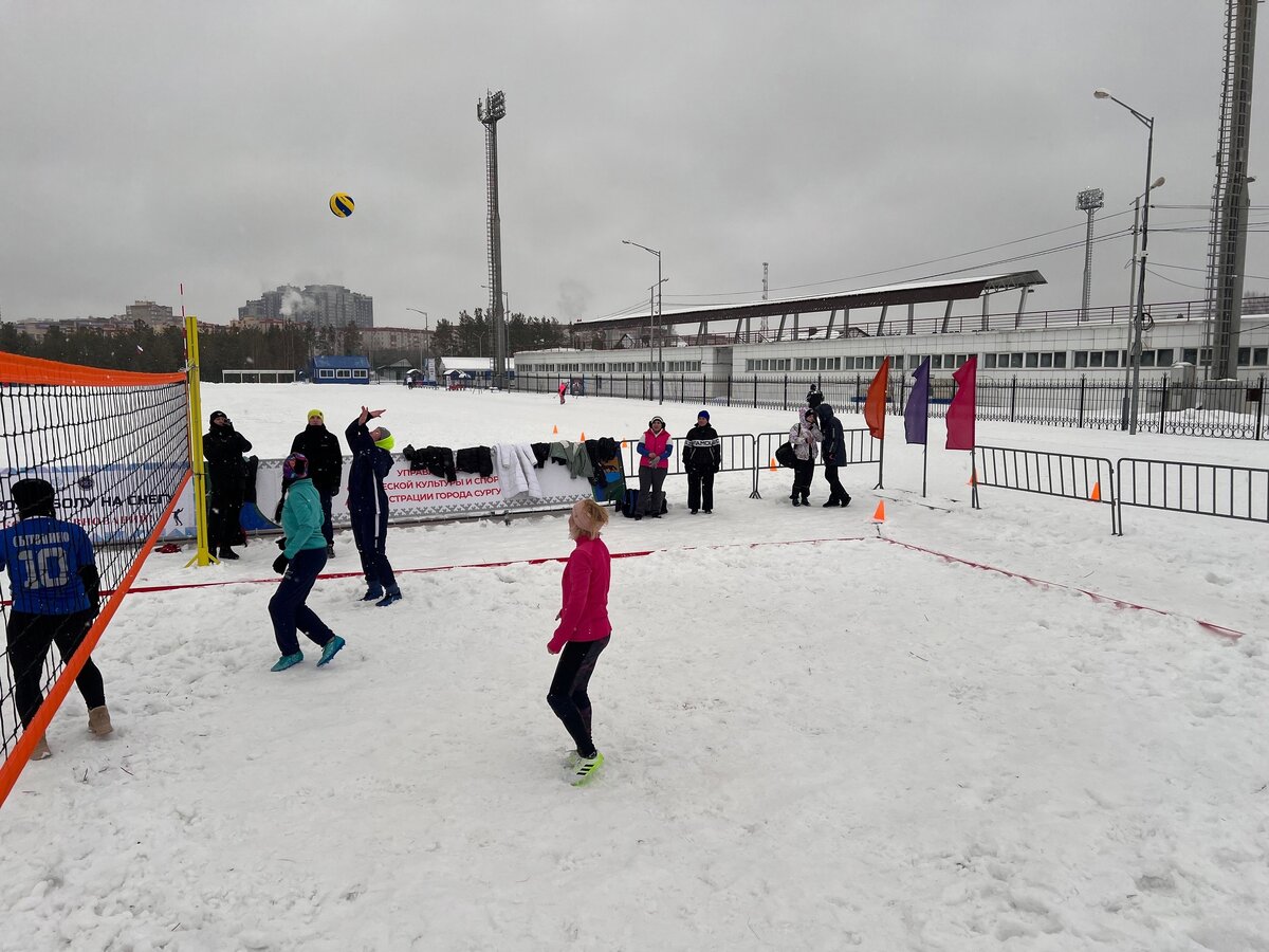    В Сургуте определили победителей турнира по волейболу на снегу