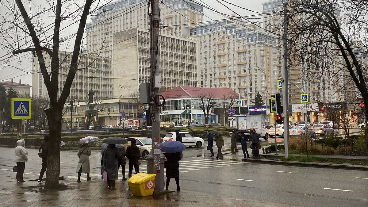    Глава Краснодара призвал горожан отказаться от поездок на летней резине Фото: телеканал Краснодар