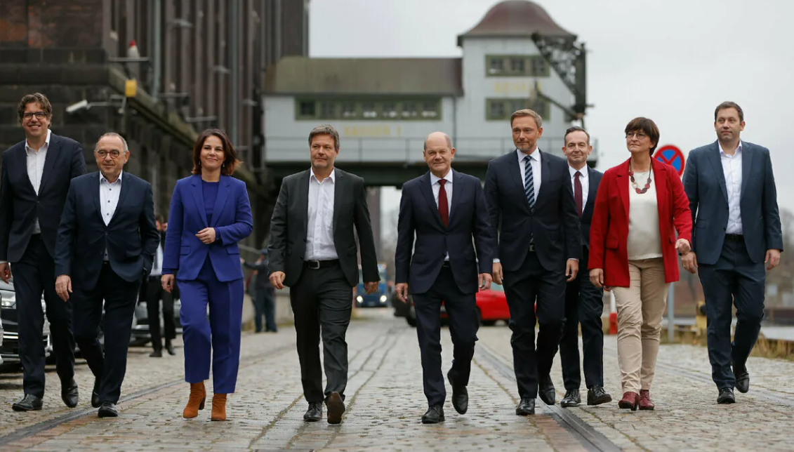 Бывшим компаньонам "Газпрома" теперь нужно разбираться с собственным правительством. 