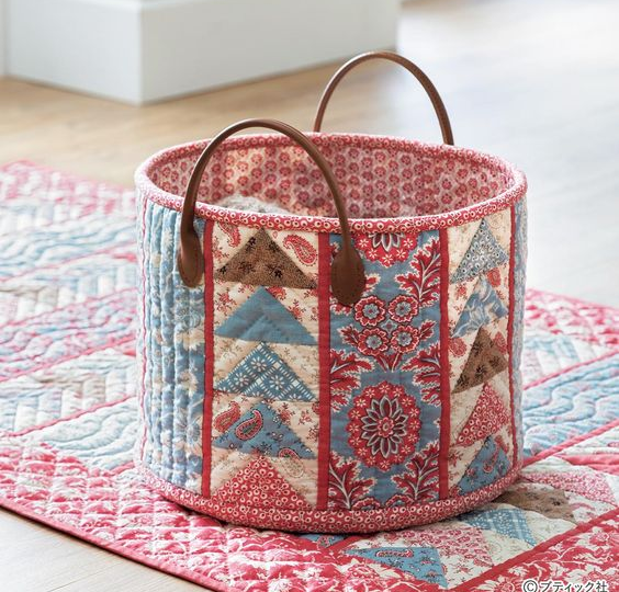 Лоскутная техника + вышивка + аппликация, что из этого может получится? Да в принципе, что угодно - от декора до мест хранения!