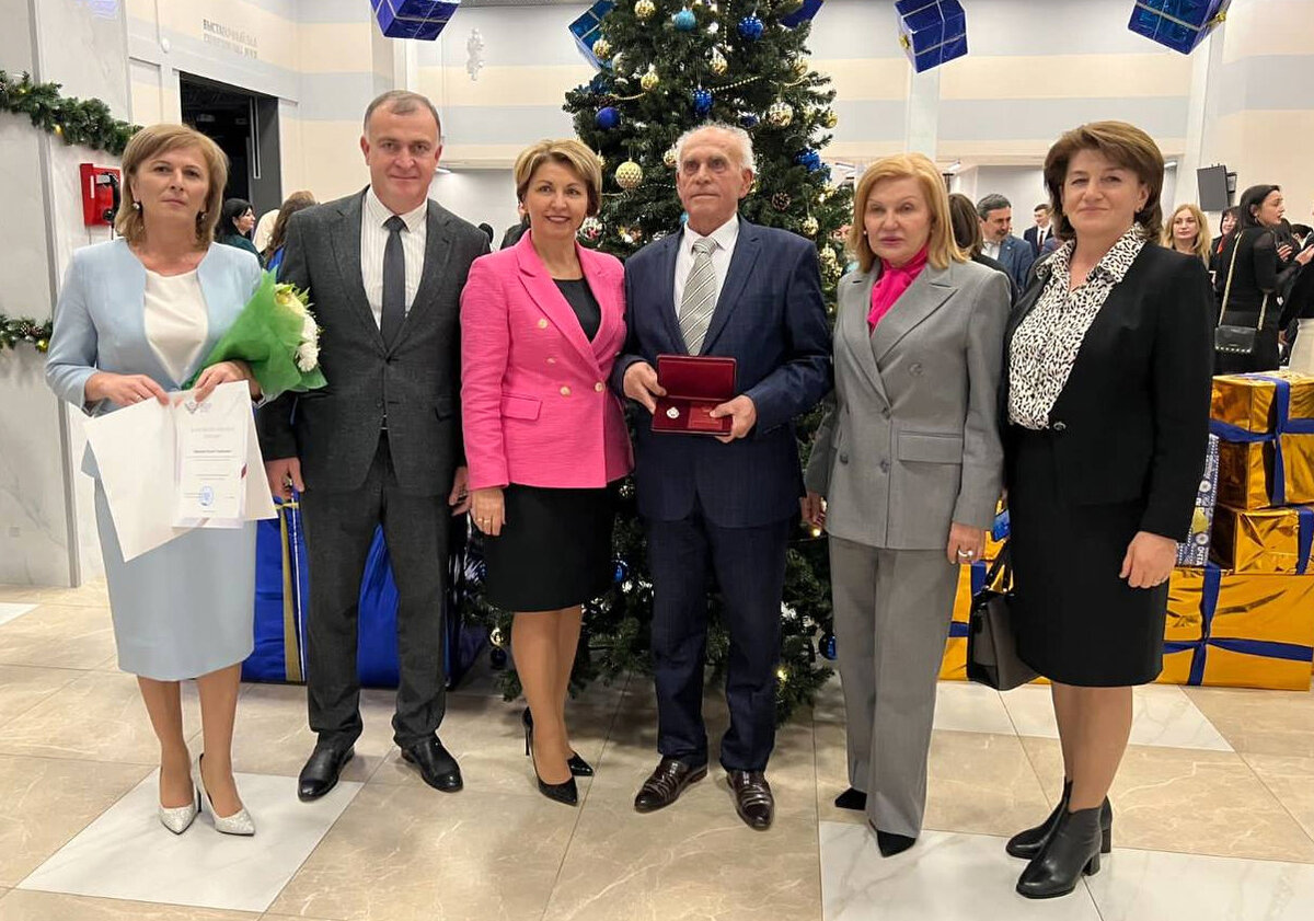 Аскер Каблахов с министром образования и науки КЧР Инной Кравченко и работниками системы образования КЧР