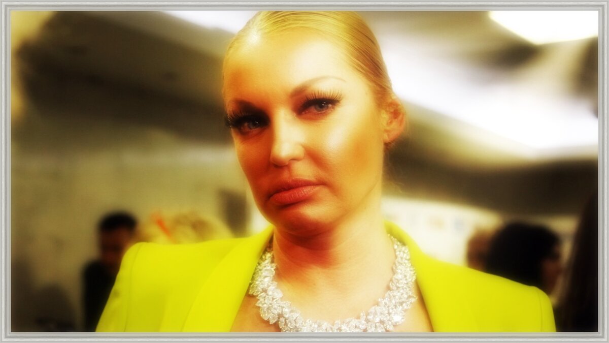 Сначала сама провоцирует, а потом злится на хейтеров.