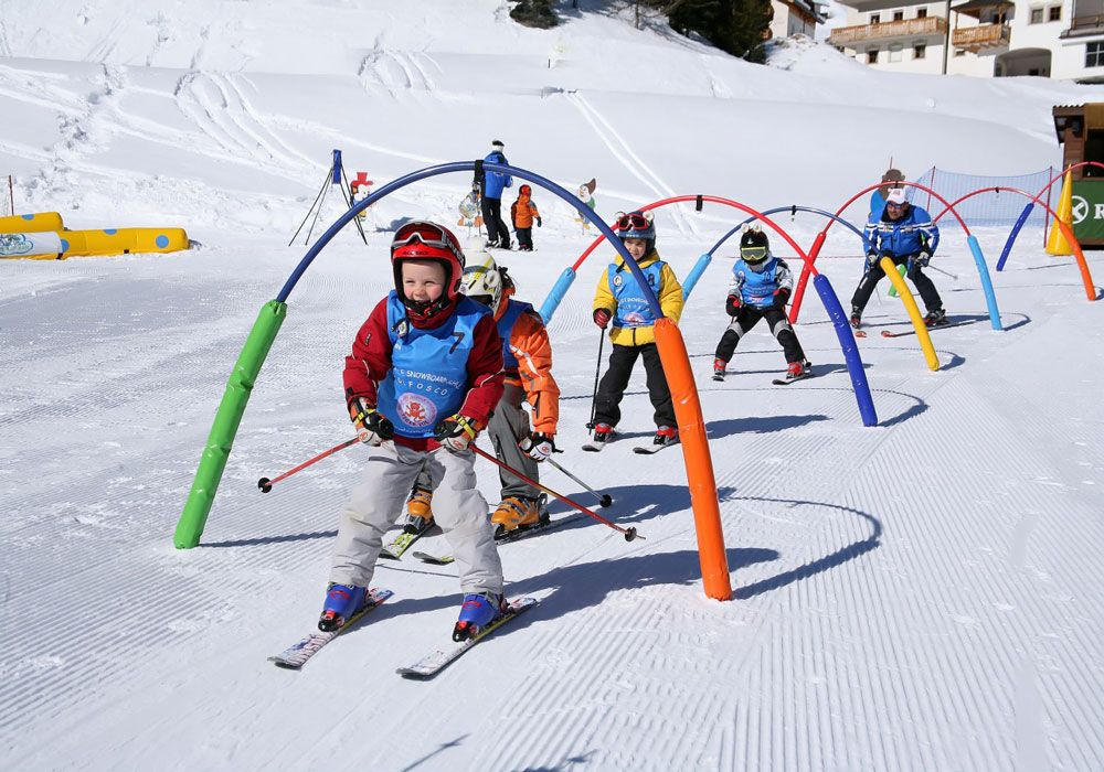 Развлечения на поляне. Дети на горных лыжах. Горные лыжи красная Поляна.