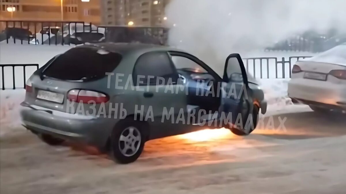     В Казани автомобиль с мужчинами в салоне загорелся на ходу. На это обратили внимание очевидцы, пишет Telegram-канал «Казань на максималках».