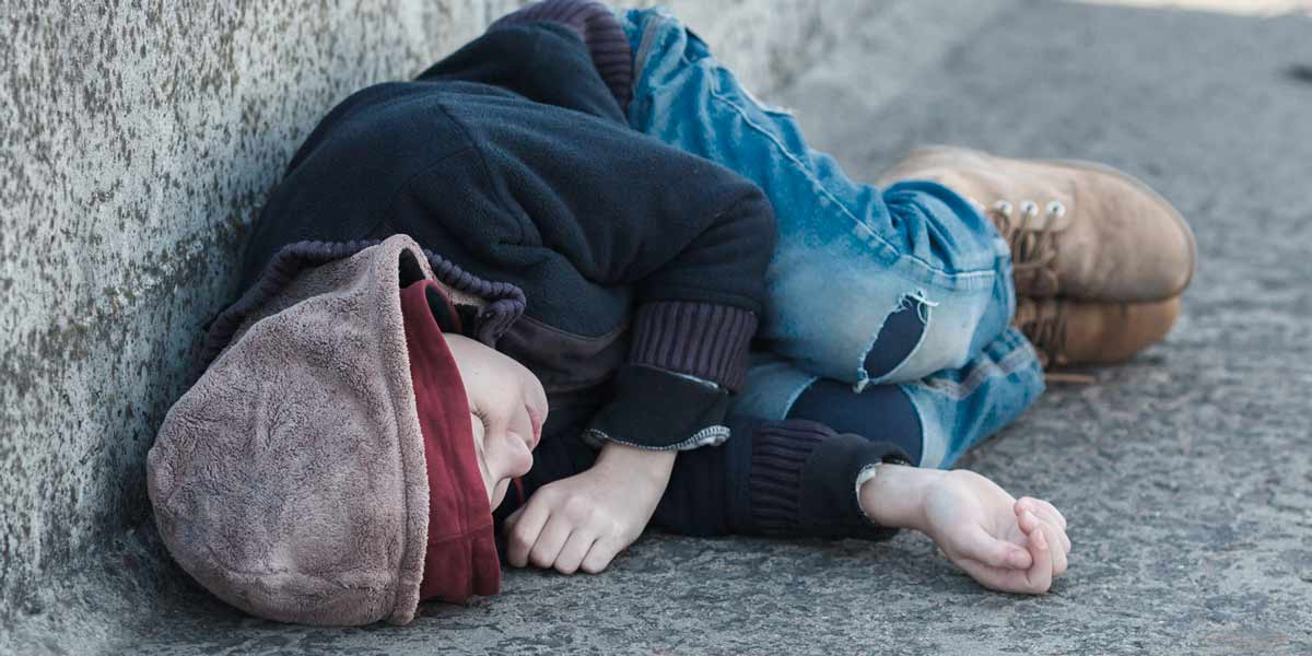 Младенец в кроватке. Дети бегают друг за другом. Ребенок бежит навстречу. Сон ребенок убегает. Мальчик бежит по траве.