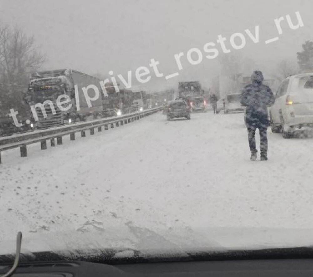 У застрявших из-за метели водителей на трассе М-4 «Дон» заканчивается весь  бензин | Privet-Rostov.ru | Дзен