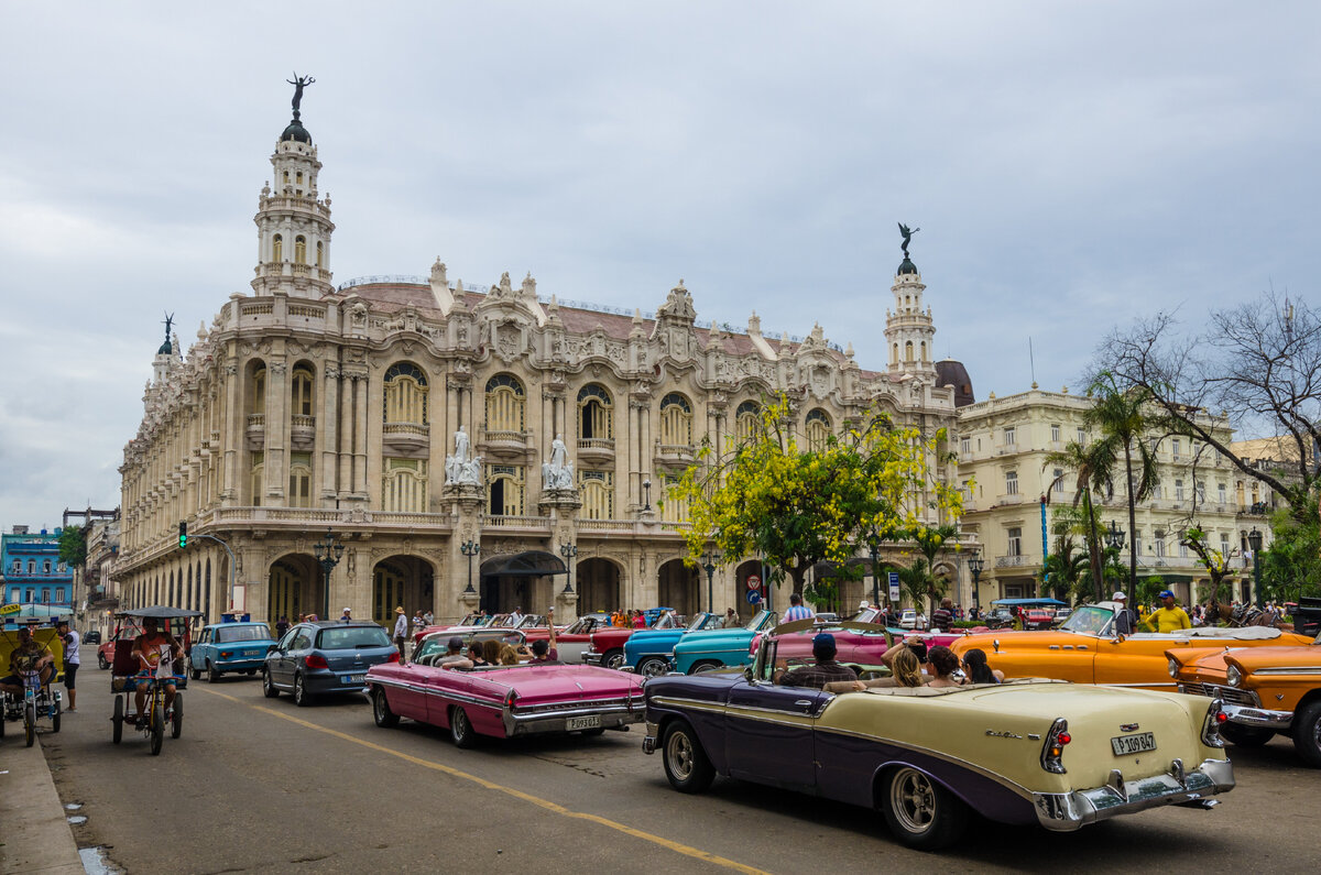 Такой пейзаж можно увидеть только в Гаване: величественная архитектура и кадиллаки. Фото: shutterstock