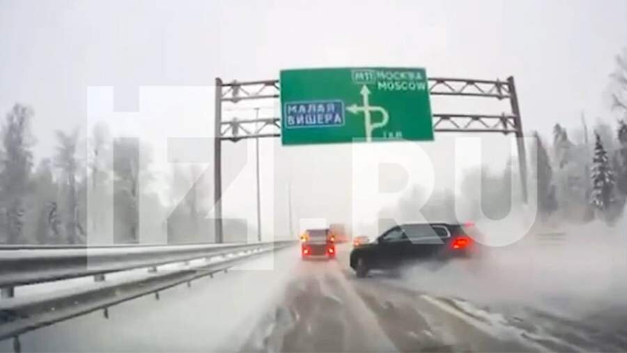 Момент аварии на М11 в понедельник 08 01 2024. Фото с сайта IZ.RU
