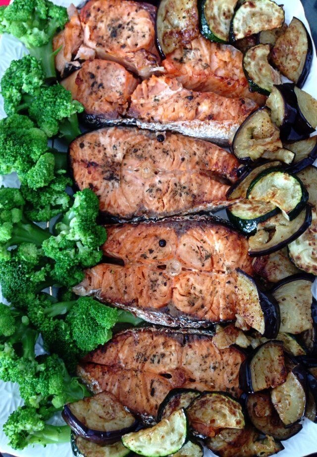 Приготовление: Приготовьте овощи на гриле, добавьте соль и перец. Затем добавьте лосось и готовьте до готовности. Подавайте с лимонным соком. 